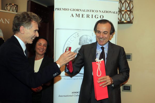 foto premio a valentino