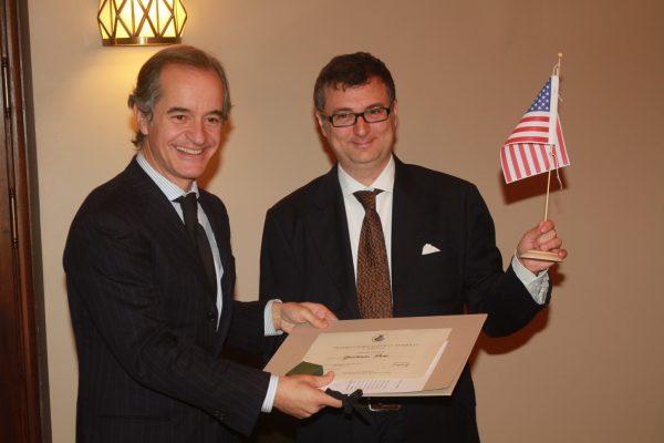 UFFICIO STAMPA PREMIO GIONALISTICO AMERIGO 2010
IL PRESIDENTE NAZIONALE DI AMERIGO MASSIMO CUGUSI PCONSEGNA IL PREMIO SPECIALE AL GIORNALISTA GIOVANNI LANI PRESENTE IL REGISTA MAX BARTOLI 
CGE FOTOGIORNALISMO